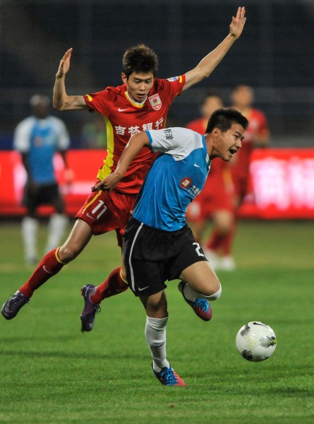 《神圣之门》童话城开启 懵懂少女加冕为王